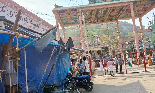 பழனி மலையடிவாரத்தில் வியாபாரிகள் கருப்பு கொடியுடன் போராட்டம்