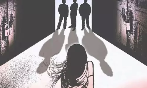 உ.பியில் கூட்டு பாலியல் வன்கொடுமைக்கு ஆளான 2 சிறுமிகள்: உயிரிழந்த சிறுமியின் தந்தை தற்கொலை