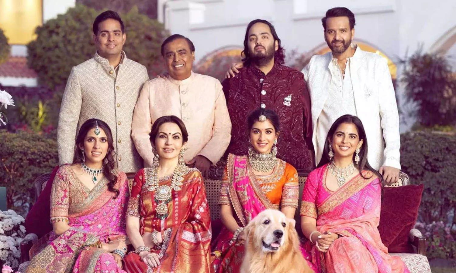 ரூ.1000 கோடி வைர நகைகளுடன் ஜொலிக்கும் அம்பானி குடும்பம் ரூ.1000 கோடி வைர நகைகளுடன் ஜொலிக்கும் அம்பானி குடும்பம்