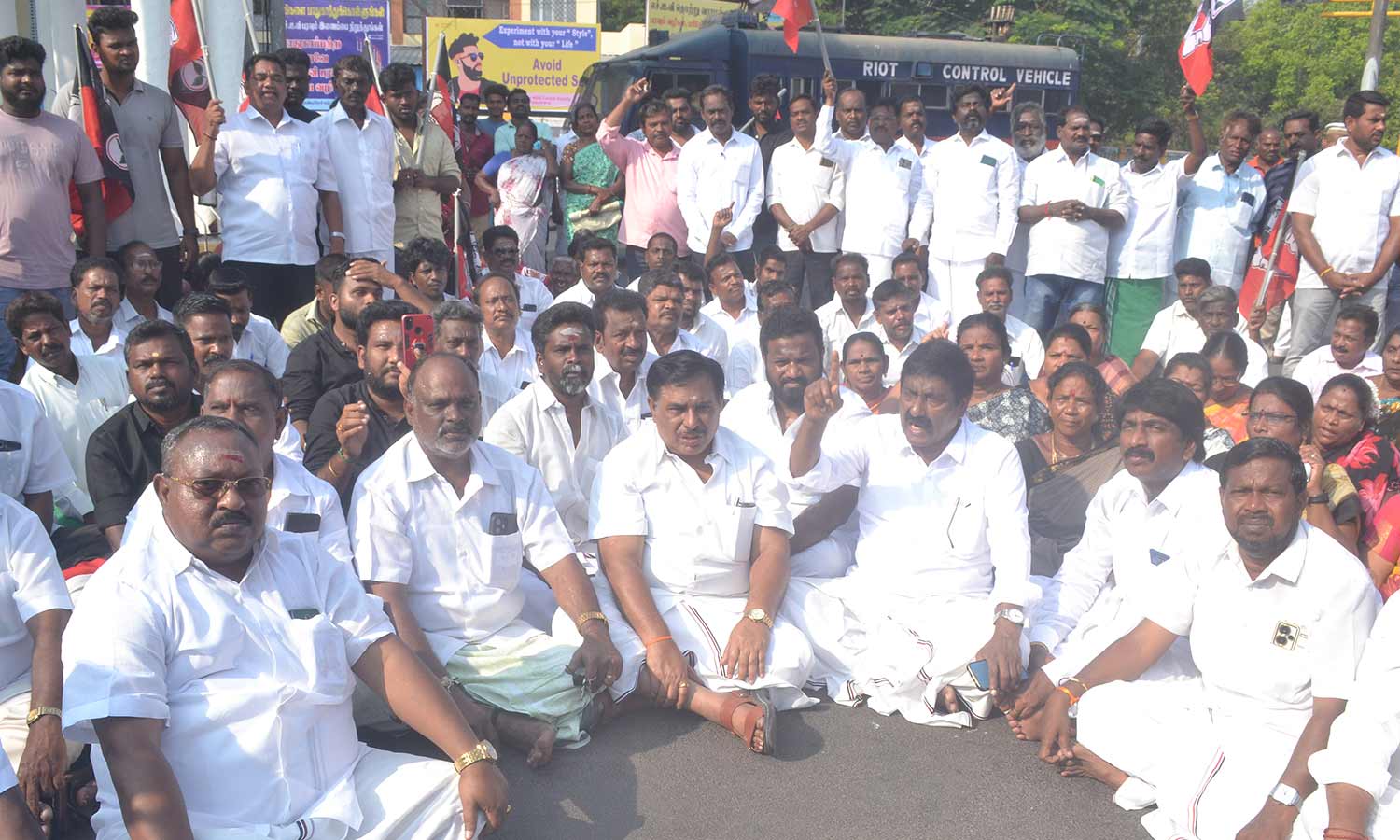 புதுச்சேரியில் அ.தி.மு.க.வினர் மறியல்- 150 பேர் கைது