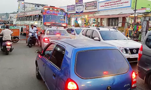 சென்னிமலை நகரில் கடும் போக்குவரத்து நெரிசல்