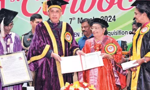 பிரபல பின்னணி பாடகி பி.சுசீலாவுக்கு கவுரவ டாக்டர் பட்டம்