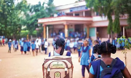 அசோக்நகர் அரசு பள்ளியில் குழந்தைகளை சேர்க்க வரிசையில் காத்து நின்ற பெற்றோர்கள்