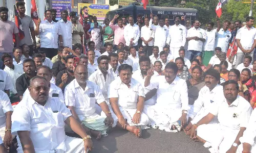 புதுச்சேரியில் அ.தி.மு.க.வினர் மறியல்- 150 பேர் கைது