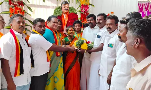 விஜயகாந்த் உருவ சிலைக்கு கும்பாபிஷேகம்- கற்பூர தீபாராதனை காட்டி வழிபட்ட தொண்டர்கள்