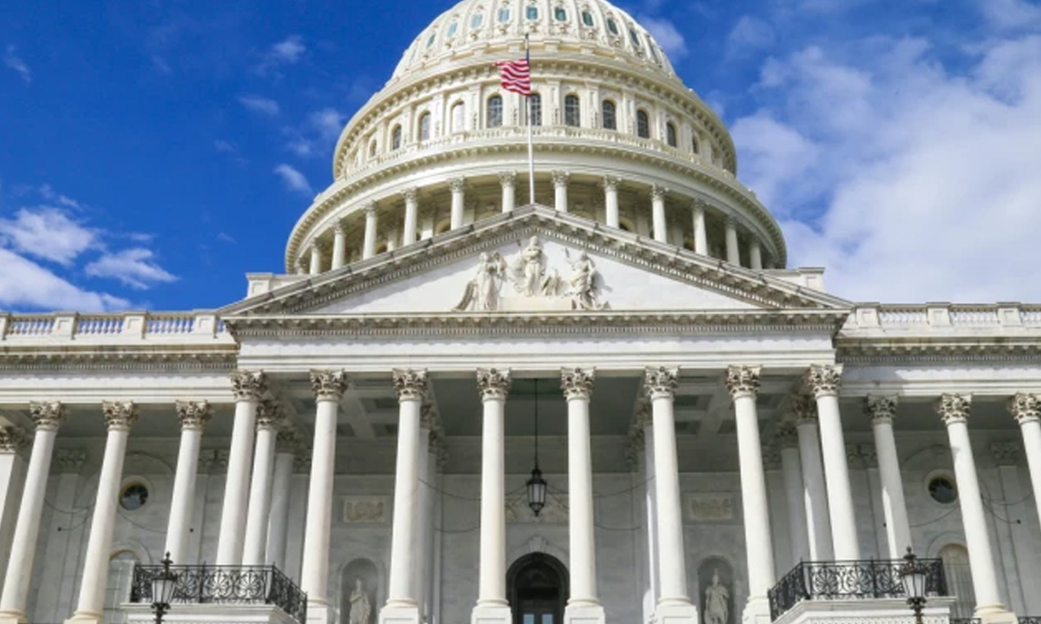 கடைசி நிமிடத்தில் தற்காலிக தீர்வு: முடக்கத்தில் இருந்து தப்பித்த அரசு