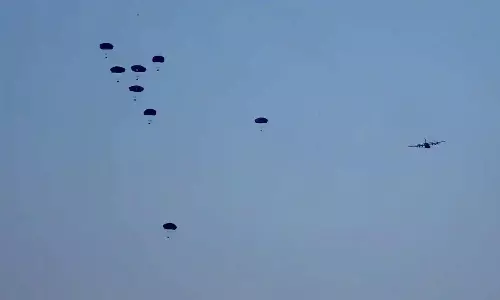 காசாவில் உணவு பொருட்களுடன் மக்கள் மீது விழுந்த பாராசூட்: ஐந்து பேர் பலியான சோகம்