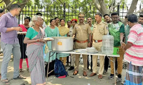 பந்த் போராட்டத்தால் ஓட்டல்கள் அடைப்பு- பசியால் தவித்தவர்களுக்கு உணவு வழங்கிய புதுச்சேரி போலீசார்