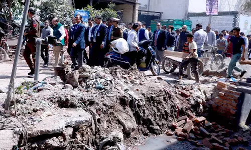 மக்கள் சந்திக்கும் பிரச்சனைகளை சுட்டிக்காட்டிய கவர்னர்: ஆம் ஆத்மியின் செயலற்ற தன்மை என விமர்சனம்