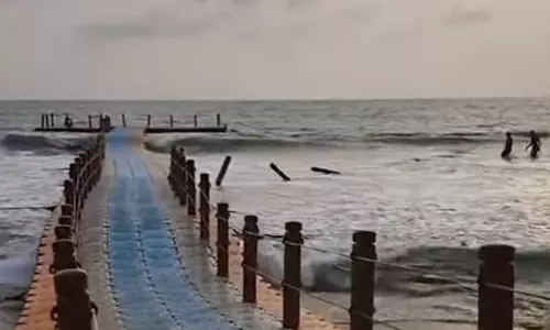 கேரளாவில் மிதக்கும் பாலம் உடைந்து விபத்து- இருவர் கவலைக்கிடம்