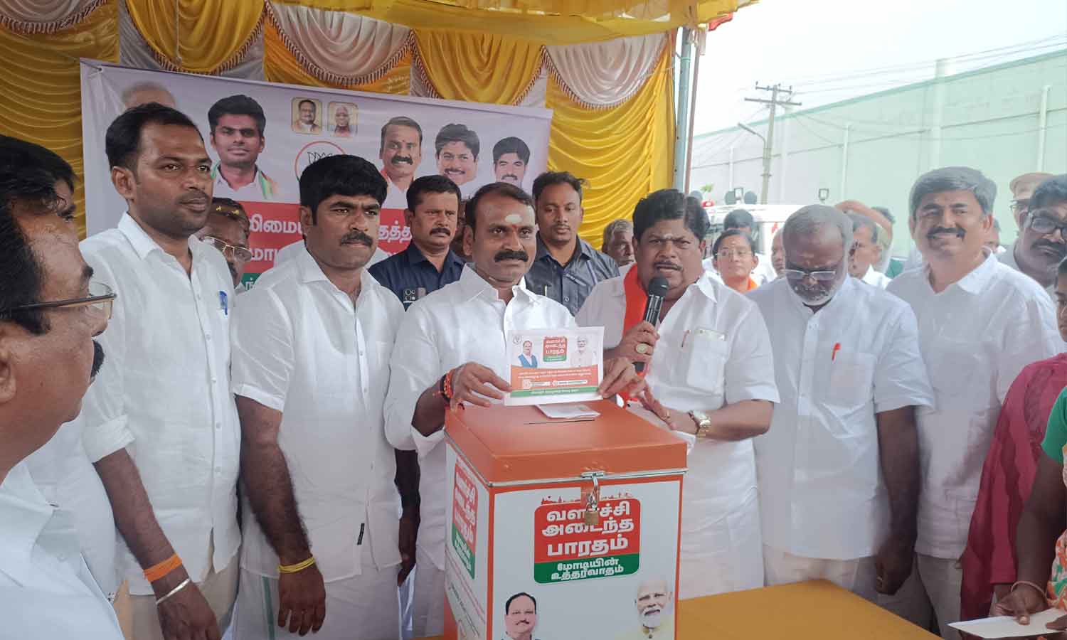 வலிமையான பாரதம், வளர்ச்சி அடைந்த பாரதம் கருத்துகேட்பு முகாம்- எல்.முருகன் பார்வையிட்டார்