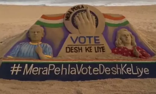 முதல் முறை வாக்காளர்கள்: மணல் சிற்பம் வரைந்து விழிப்புணர்வு ஏற்படுத்திய சுதர்சன் பட்நாயக்