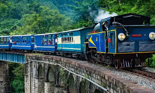 சுற்றுலாபயணிகள் கூட்டம் அதிகரிப்பால் மேட்டுப்பாளையம்- ஊட்டிக்கு சிறப்பு மலை ரெயில்