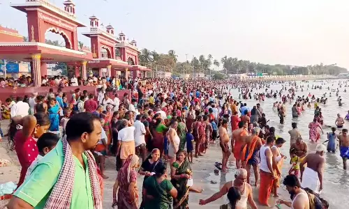 மாசி அமாவாசை: ராமேஸ்வரம் அக்னி தீர்த்தத்தில் பக்தர்கள் புனித நீராடல்