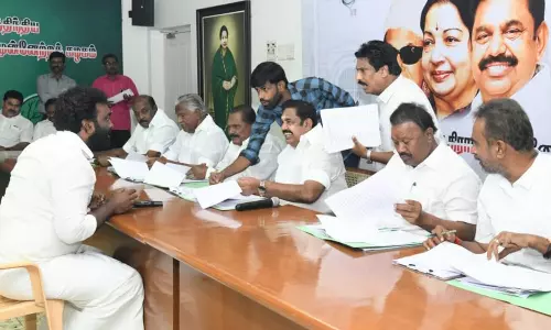 பாராளுமன்ற தேர்தலில் போட்டியிடும் திமுக- அதிமுக வேட்பாளர்கள் தேர்வில் தலைவர்கள் தீவிரம்