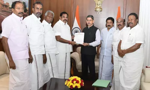 கவர்னர் ஆர்.என்.ரவியுடன் எடப்பாடி பழனிசாமி சந்திப்பு