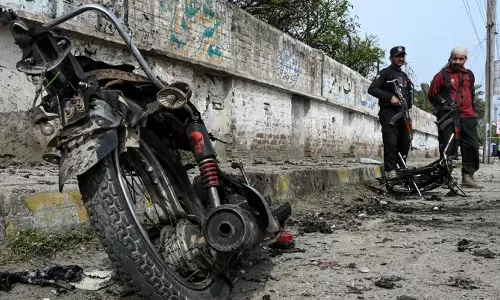 பெஷாவரில் குண்டு வெடிப்பு: 2 பேர் பலி - ஒருவர் பலத்த காயம்