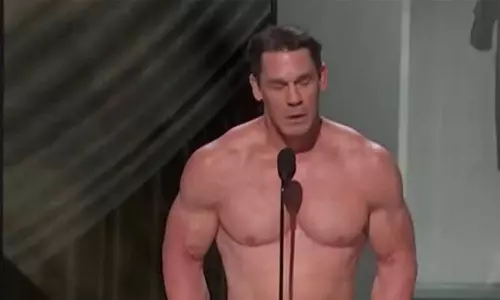 ஆஸ்கர் விருது வழங்க ஆடைகளின்றி வந்த ஜான் சீனா