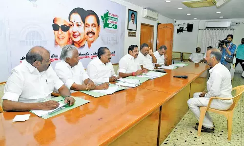 எடப்பாடி பழனிசாமி 2-வது நாளாக அ.தி.மு.க. நிர்வாகிகளிடம் நேர்காணல்