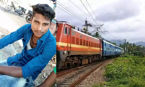 ரெயிலில் அடிபட்டு 2 தொழிலாளர்கள் பலி