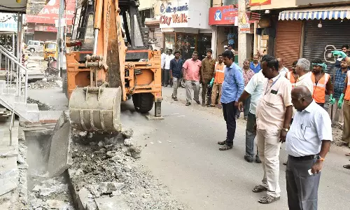 ஈரோடு மாநகராட்சி பகுதிக்குட்பட்ட கடை வீதிகளில் ஆக்கிரமிப்புகள் அகற்றம்