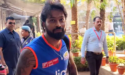 தேங்காய் உடைத்து பூஜையுடன் மும்பை அணியில் இணைந்த ஹர்திக் பாண்டியா