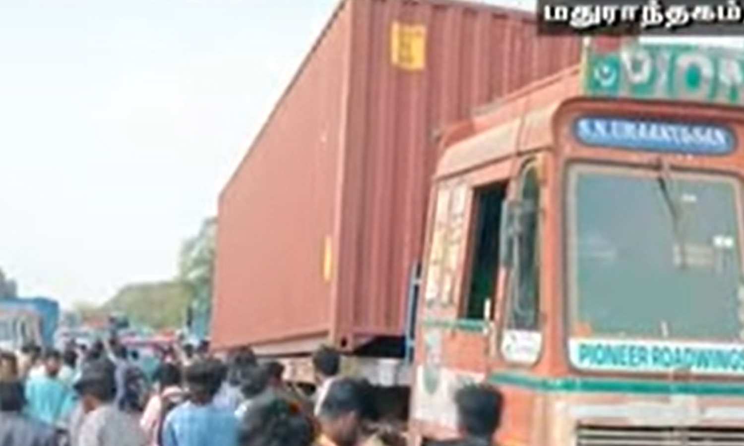 பேருந்து படிக்கட்டில் பயணம் செய்த 3 கல்லூரி மாணவர்கள் பலி