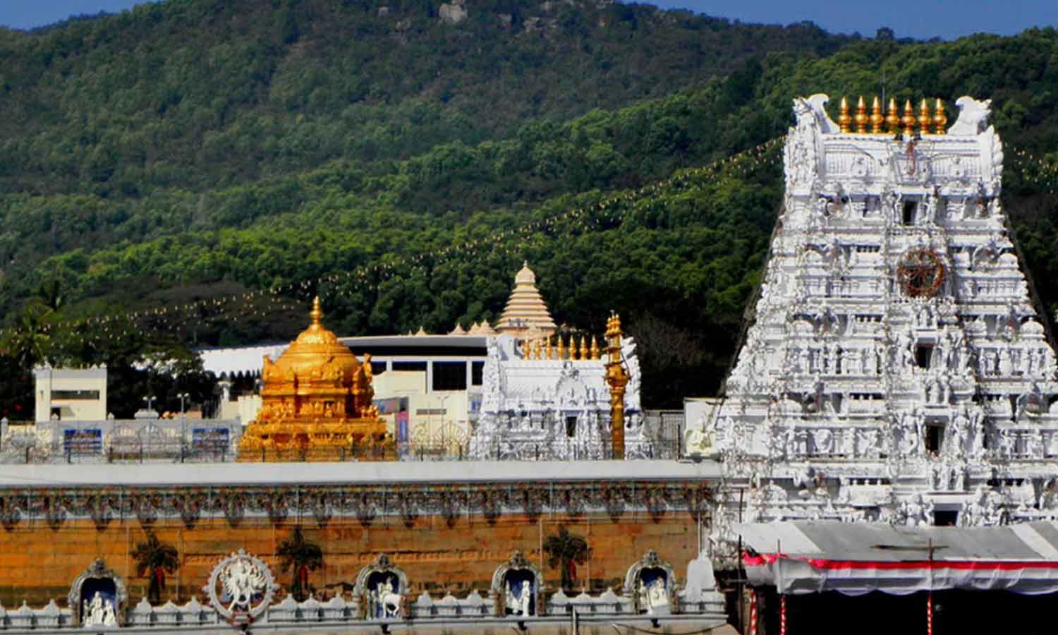 ஏழுமலையான் கோவில் மீது வட்டமடித்த ஹெலிகாப்டர்கள்- திருப்பதியில் பரபரப்பு