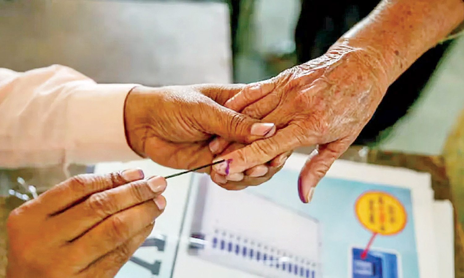 5 எம்.பி.க்களை தேர்ந்தெடுக்க வாக்களிக்கும் திருப்பூர் மாவட்ட பொதுமக்கள்