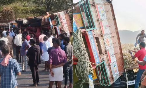 கார் மீது லாரி கவிழ்ந்து விபத்து: 3 பேர் உயிரிழப்பு