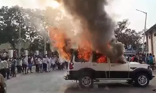 மிளகாய் விலை குறைந்ததால் 5 கார்கள், 10 இரு சக்கர வாகனங்களை தீவைத்து எரித்த விவசாயிகள்