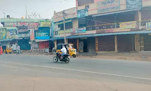 யானைகள் தாக்கி விவசாயிகள் உயிரிழப்பை தடுக்க வலியுறுத்தி தாளவாடியில் கடைகள் அடைப்பு