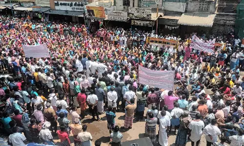 டிரைவர் மர்மச்சாவு: 6-வது நாளாக உடலை வாங்க மறுத்து கிராம மக்கள் போராட்டம்