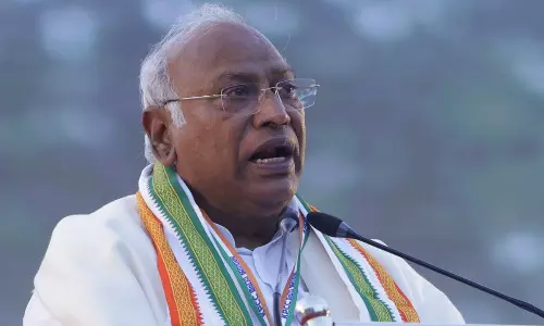 ஏழைப் பெண்களுக்கு ஆண்டுக்கு ஒரு லட்சம் ரூபாய்: காங்கிரஸ் வாக்குறுதி