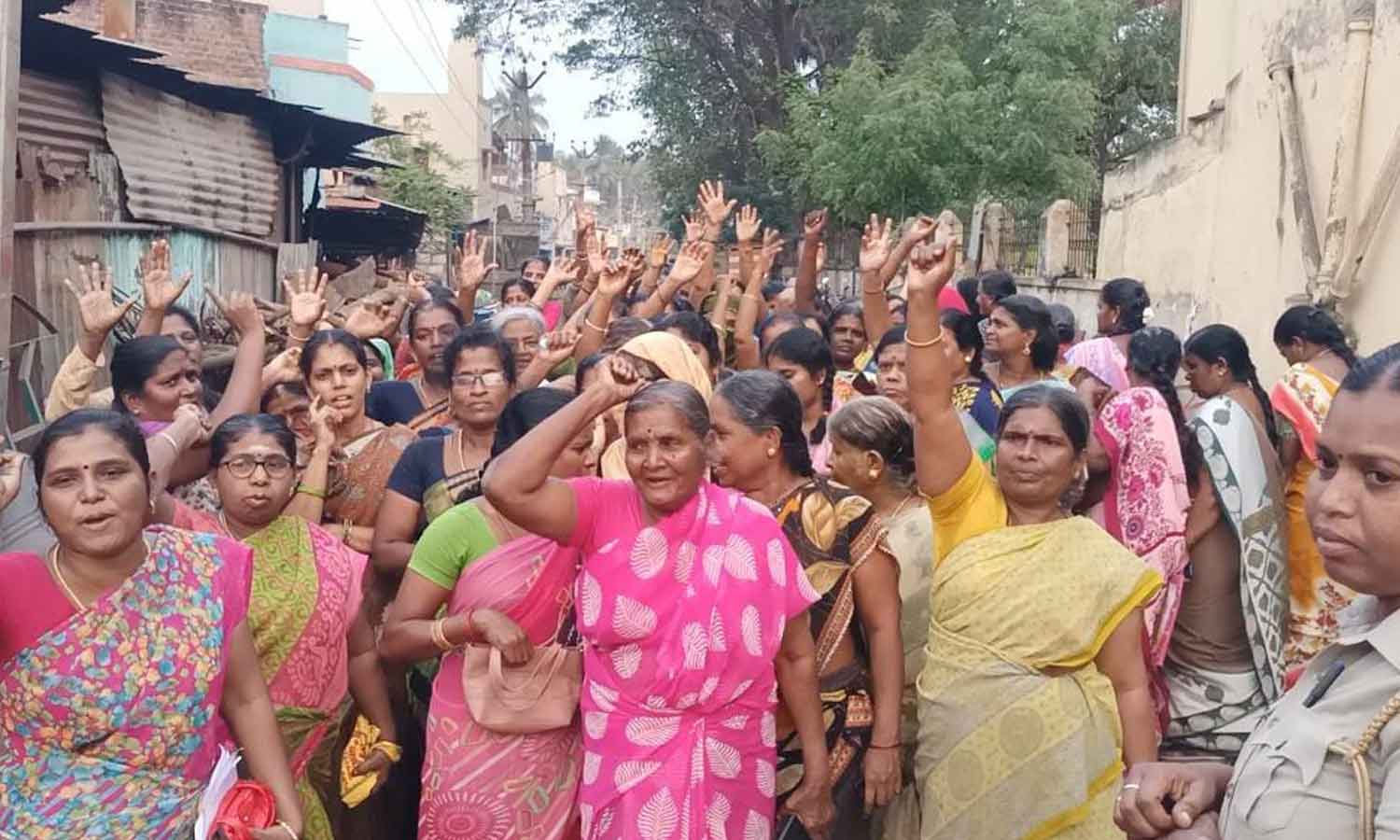 பள்ளி சீருடை தைக்க கூடுதல் நெருக்கடி: அதிகாரிகளை கண்டித்து தையல் தொழிலாளர்கள் போராட்டம்