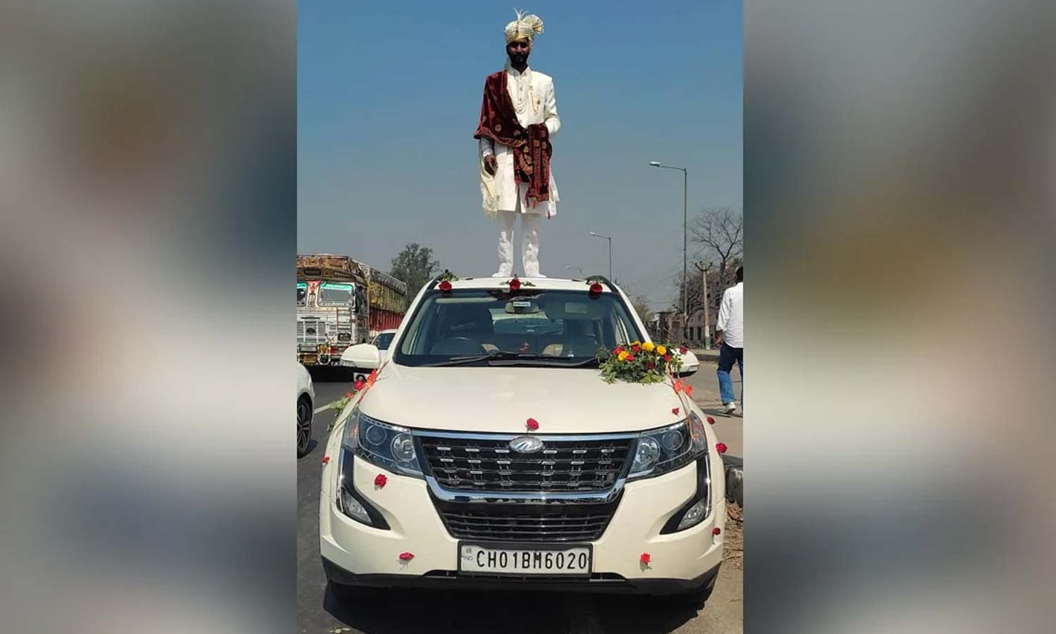 திருமண நாளில் காரில் சிலை போல் நின்று சாகசம் செய்த மணமகன்