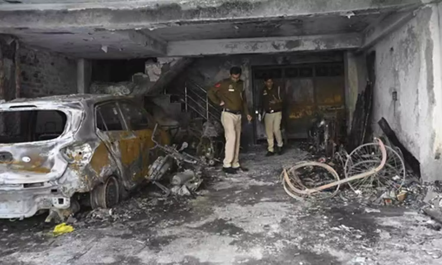 டெல்லியில் அடுக்குமாடி குடியிருப்பில் தீவிபத்து- 4 பேர் உடல் கருகி பலி