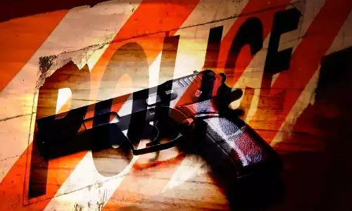 துணை உட்கோட்ட காவல் நிலைய பகுதிகளில் உரிமம் பெற்ற துப்பாக்கிகள் ஒப்படைப்பு