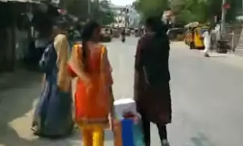 ஆந்திராவில் வாக்காளர்களை கவர 5 ஆயிரம் பணத்துடன் பரிசு பை வினியோகம்