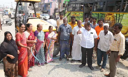 2000 வீடுகளின் குடிநீர் குழாய்கள் உடைப்பால்  திருப்பூரில் சாலை பணியை தடுத்து நிறுத்திய பொதுமக்கள்