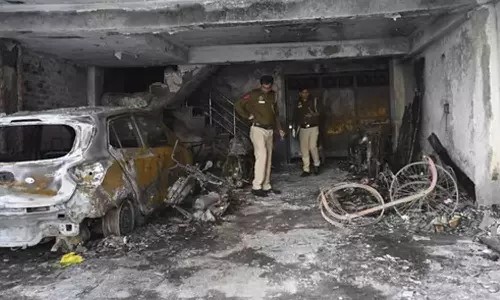 டெல்லியில் அடுக்குமாடி குடியிருப்பில் தீவிபத்து- 4 பேர் உடல் கருகி பலி