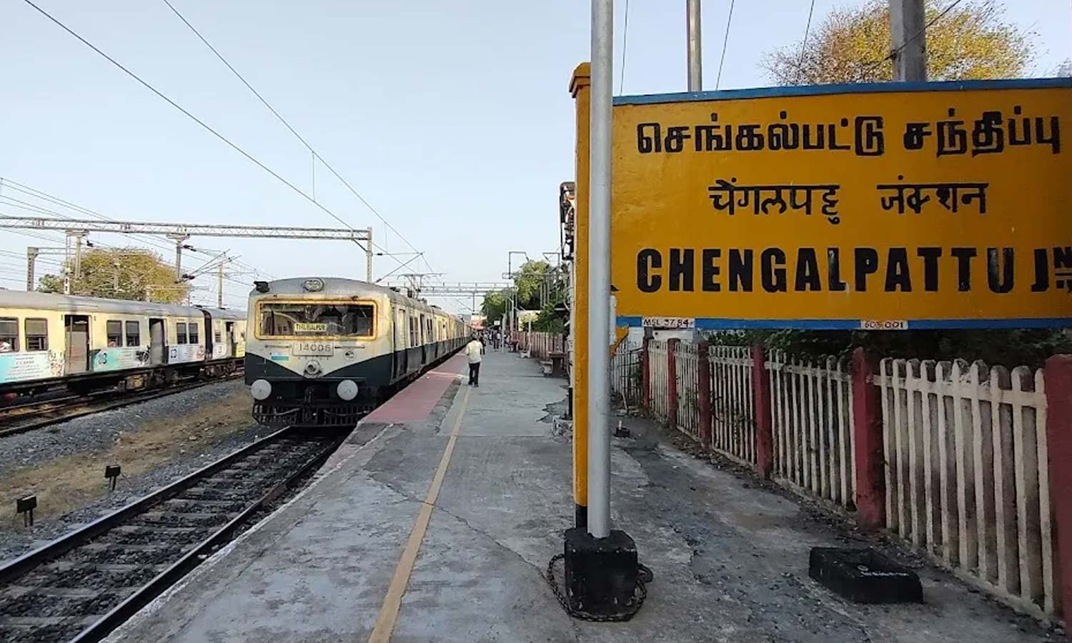 சென்னை கடற்கரை-செங்கல்பட்டு இடையே இந்த ஆண்டு இறுதிக்குள் 2 ஏ.சி. மின்சார ரெயில்கள் இயக்க முடிவு