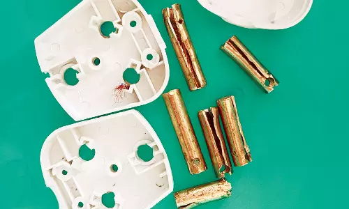 மதுரை வந்த விமானத்தில் சார்ஜர் பிளக்குகளில் மறைத்து கடத்தி வந்த ரூ.6½ லட்சம் தங்கம் பறிமுதல்