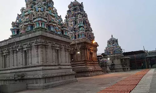 சென்னிமலை முருகன் கோவிலில் பக்தர்களுக்கு வெயிலின் தாக்கத்தை குறைக்க மேட் விரிப்பு