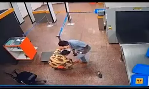 ரூ.85 லட்சம் மதிப்பிலான தங்கம் பறிமுதல்: சென்னை விமான நிலைய ஊழியர் சிக்கினார்