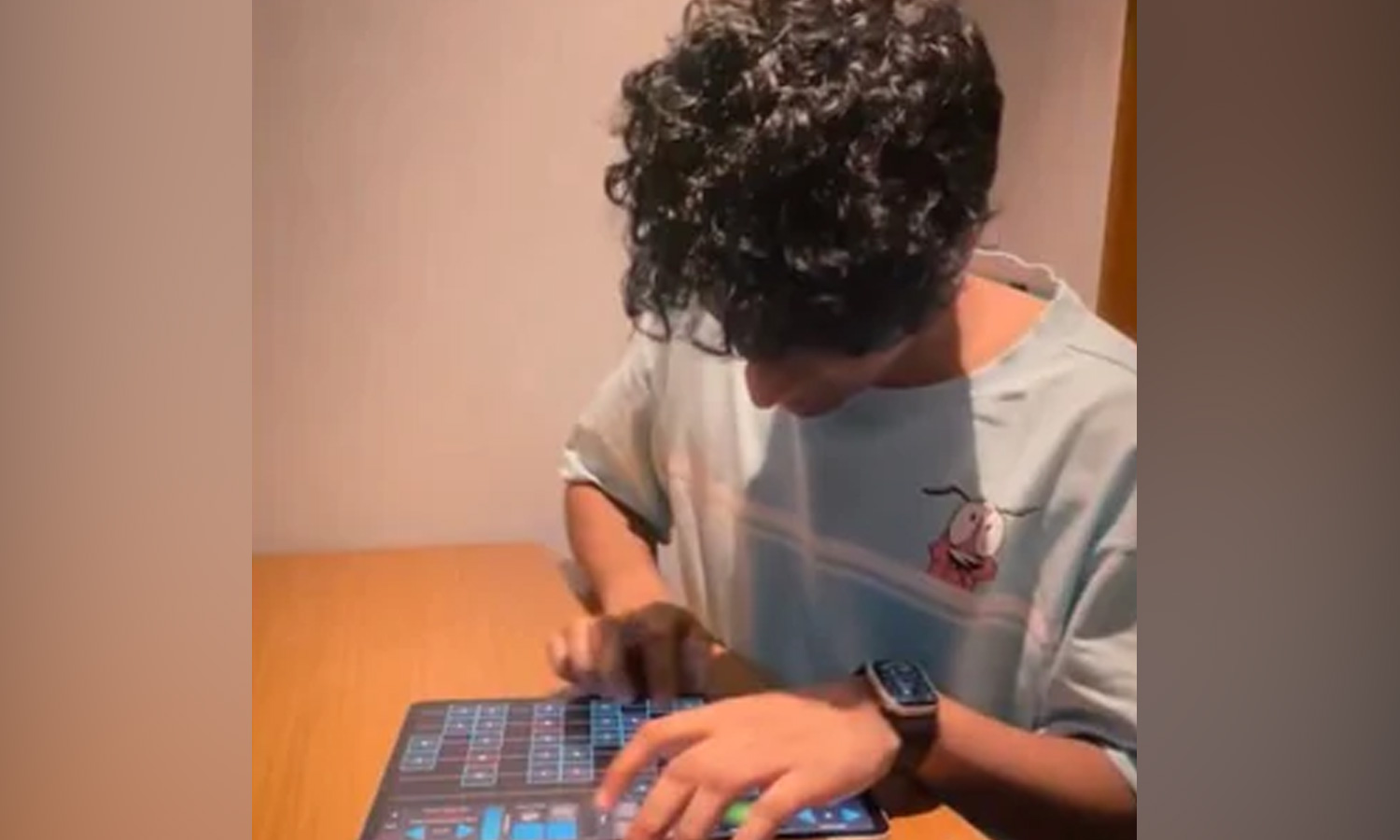 ஐ-பாடில் சித்தார் வாசித்த இசைக்கலைஞர்