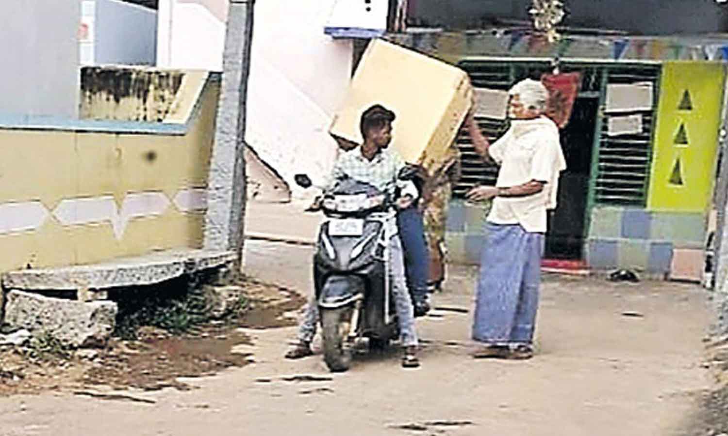 தேர்தலையொட்டி கிராம கோவில்களுக்கு ஒலிபெருக்கி அன்பளிப்பு: திருப்பி அனுப்பி மக்கள் பதிலடி