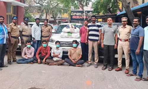 வாலாஜா அருகே சென்னைக்கு கடத்திய 3 டன் குட்கா பறிமுதல்: 4 பேர் கைது