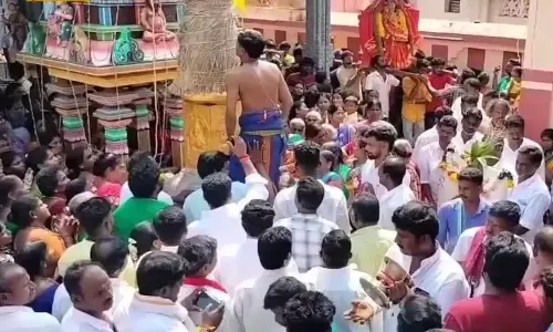 மயான கொள்ளை விழாவில் சாமி சப்பரம் மீது மின் கம்பி உரசியதால் பக்தர்கள் அலறியடித்து ஓட்டம்