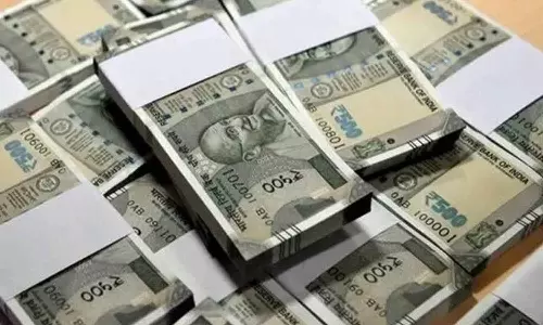 தேர்தலை முன்னிட்டு ஓட்டல் அறையில் மூட்டைகளில் கட்டி பதுக்கிய பணம் பறிமுதல்